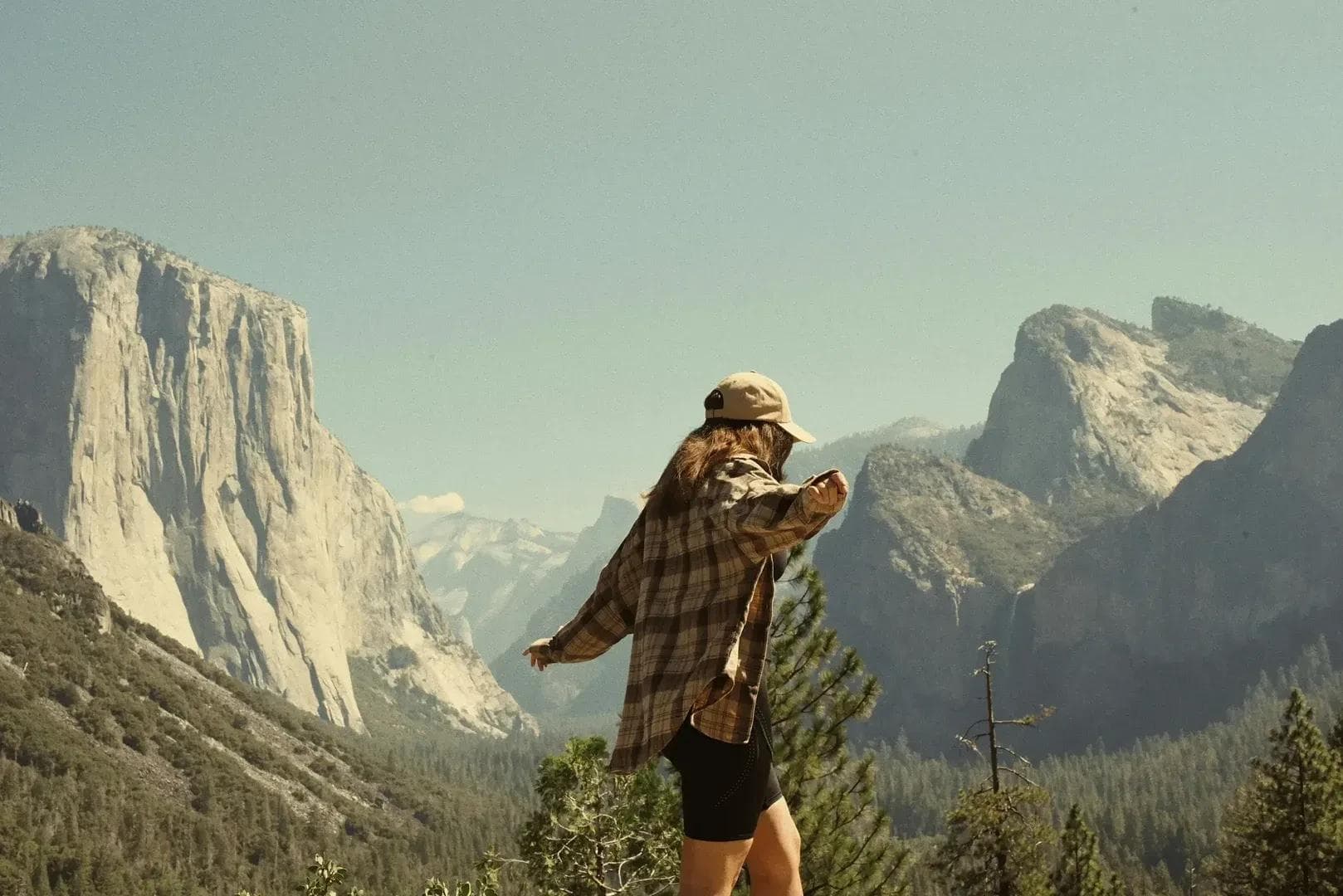 Mujer backpacker en los alpes