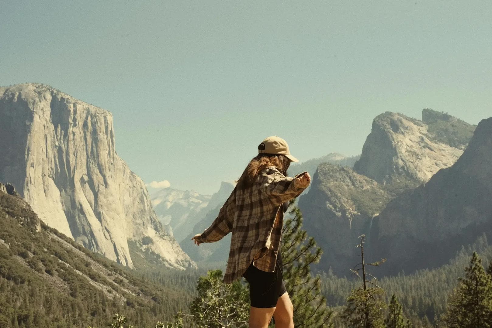 Mujer backpacker en los alpes