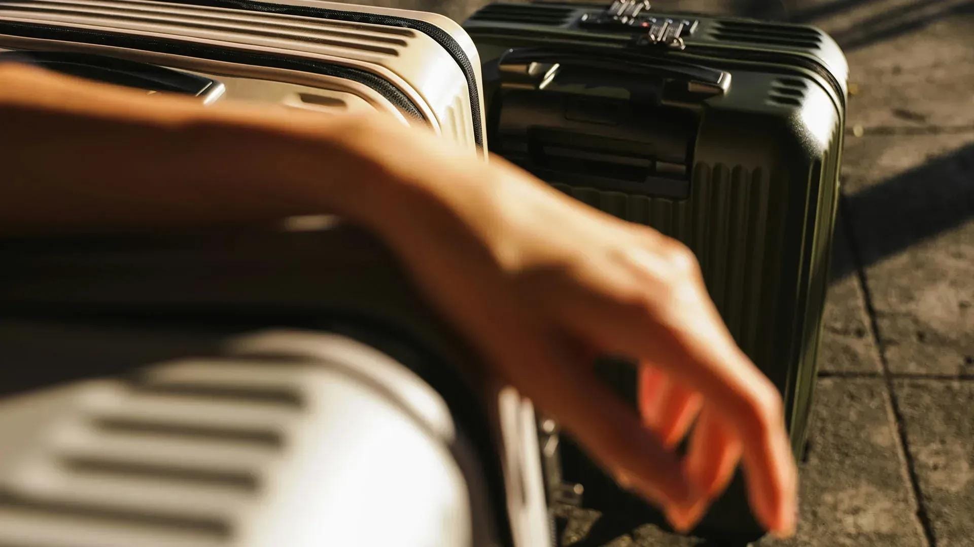 Mujer backpacker en un aeropuerto