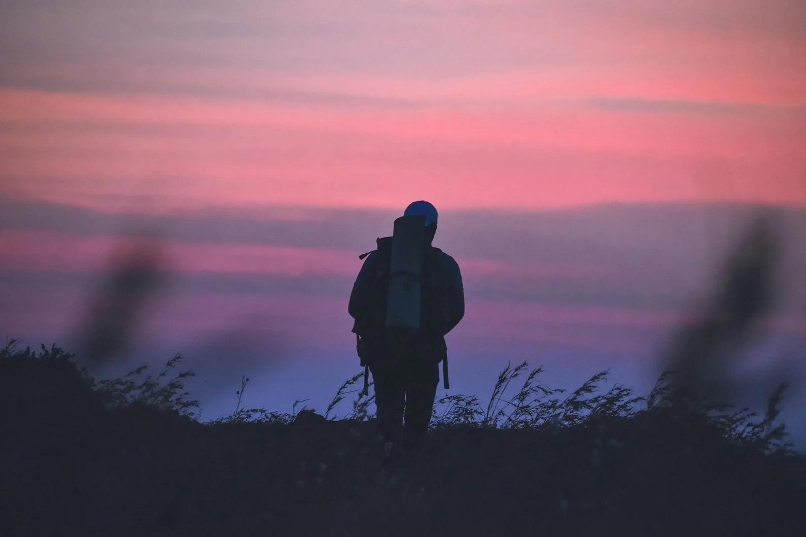 Hombre solitario en busca del sentido de la vida a través de un hermoso atardecer